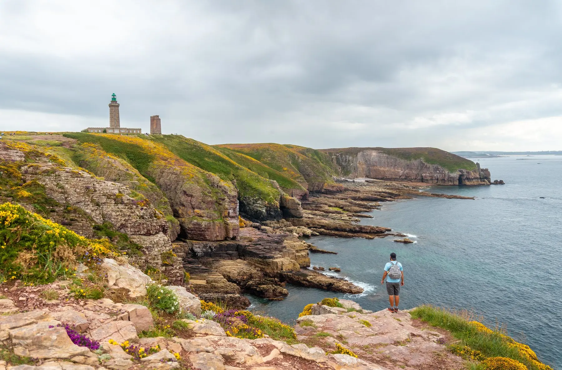Les falaises du cap Fréhel et leur phare, au-dessus de la mer