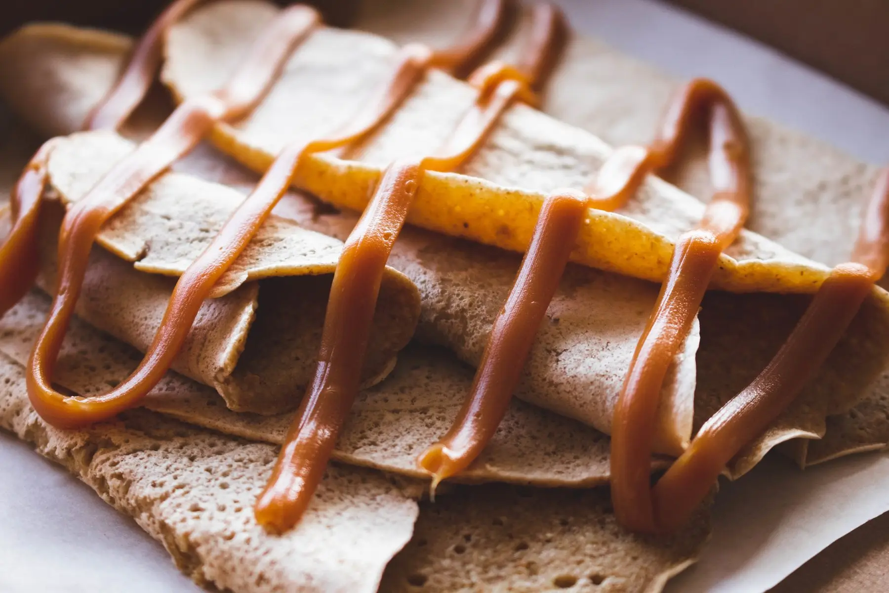 Crêpes de blé noir pliées, nappées de filets de caramel