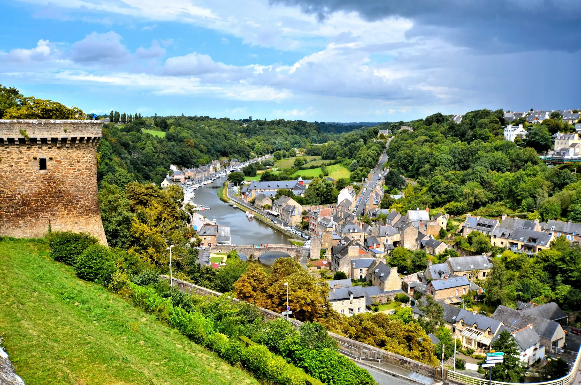 Vue aérienne de la ville de Dinan et de la vallée de la Rance