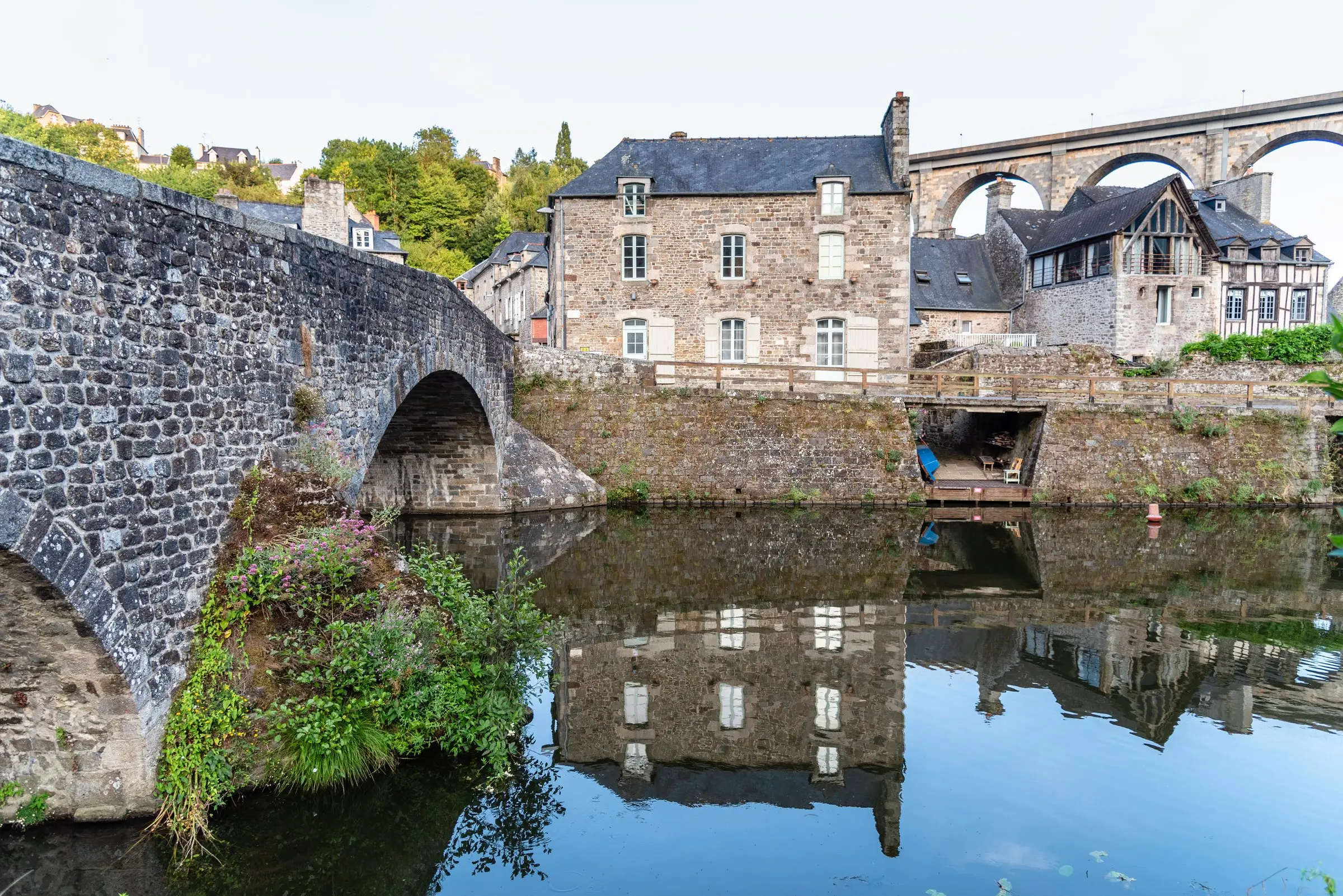 Le vieux pont de pierre du port de Dinan et ses maisons anciennes qui se reflètent dans la Rance