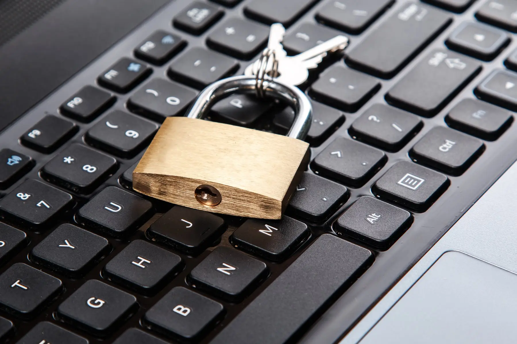 Un cadenas posé sur le clavier d’un ordinateur portable