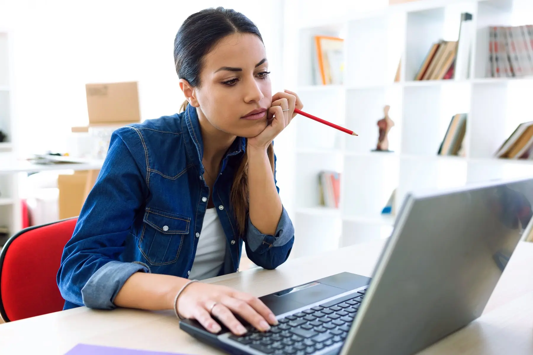 Une personne inquiète devant l’écran de son ordinateur portable